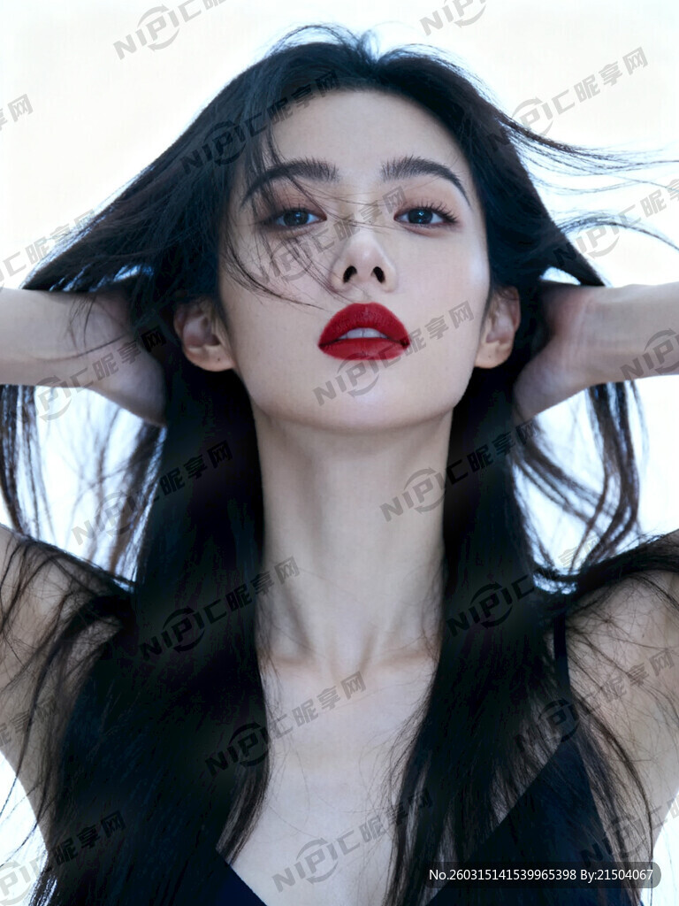 一个长发美发 正视屏幕 肤白