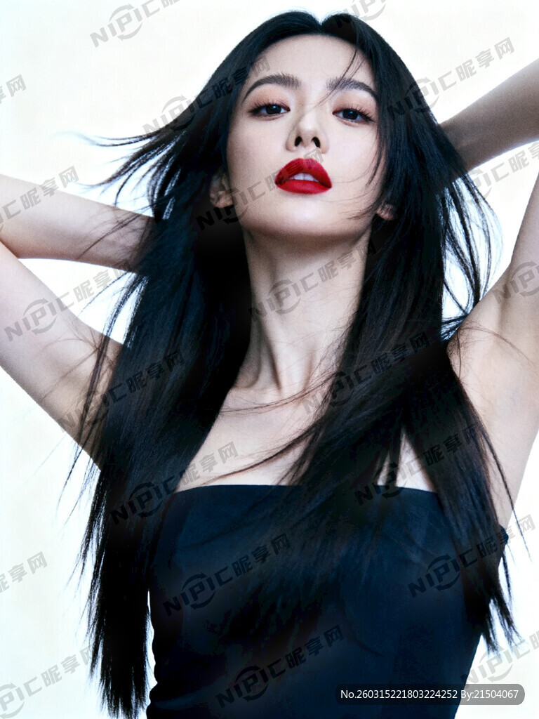 一个长发美发 正视屏幕 肤白