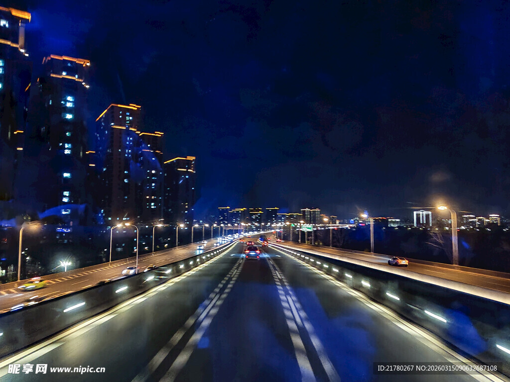 城市夜景中的宽阔道路