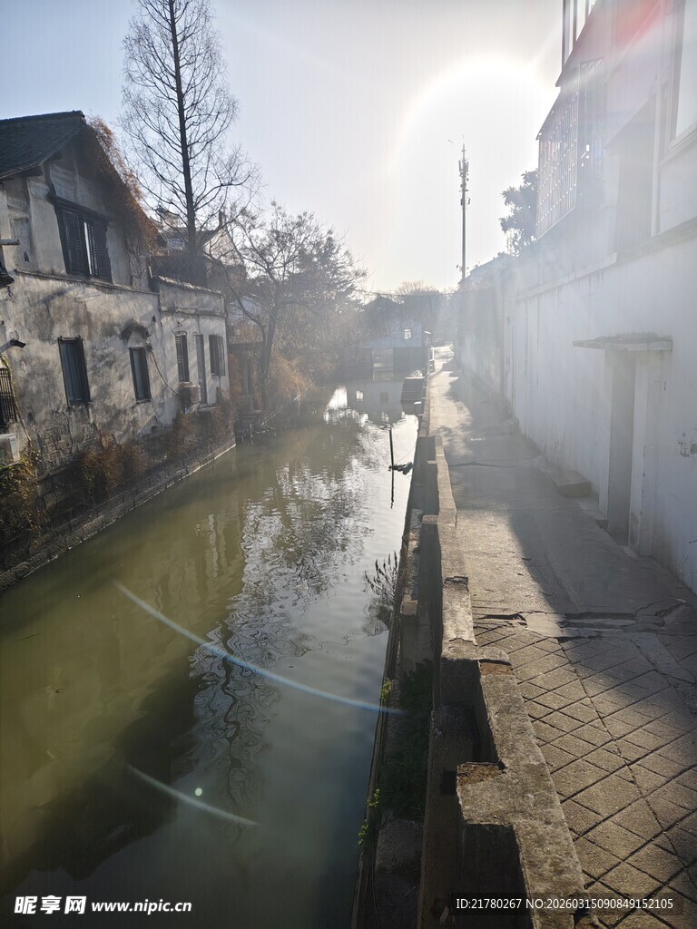 水乡晨光中的小巷