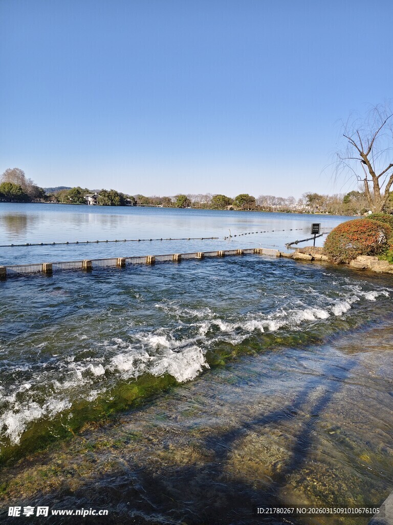 湖畔波光粼粼