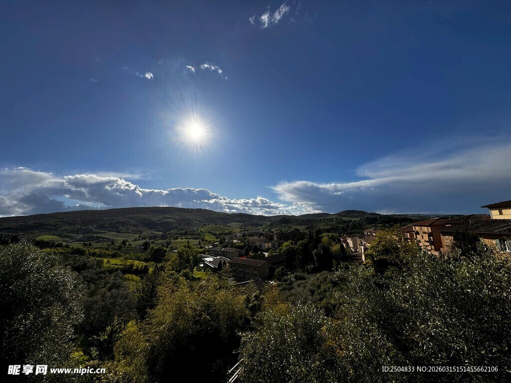 阳光照耀下的乡村美景