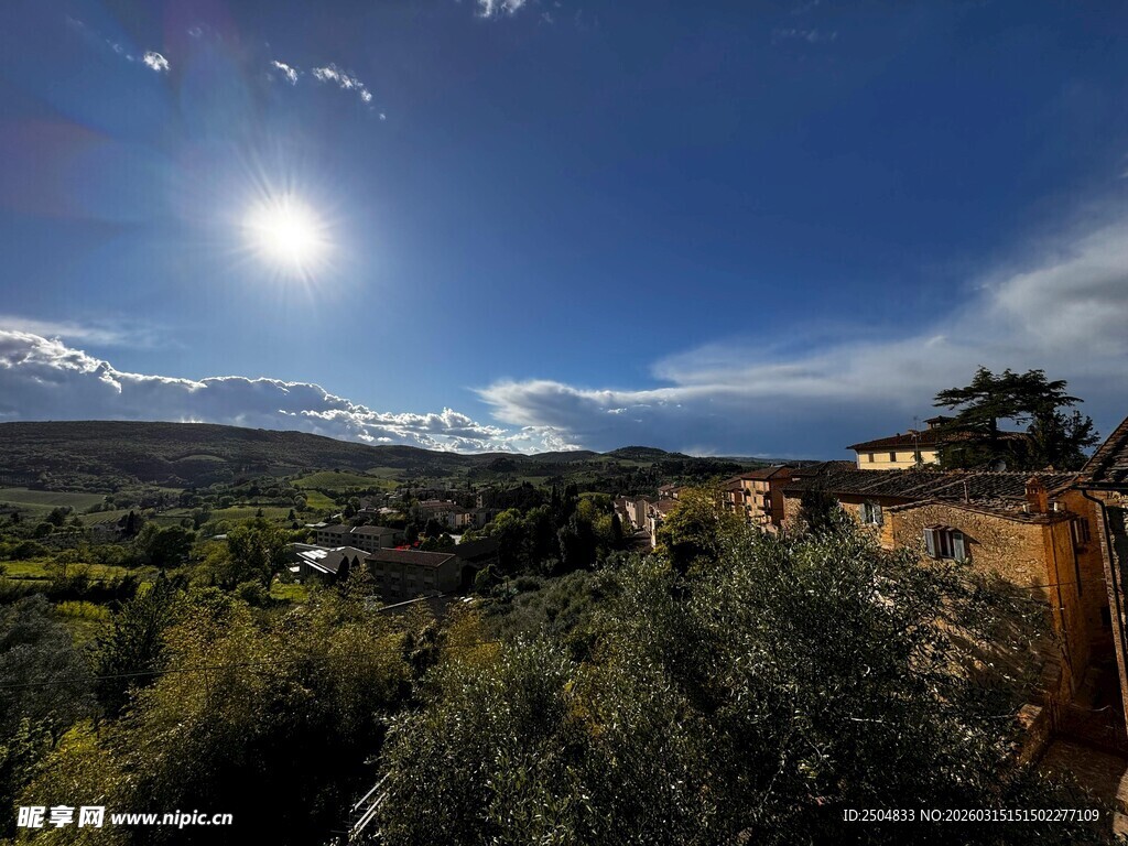 山间美景 阳光照耀村落