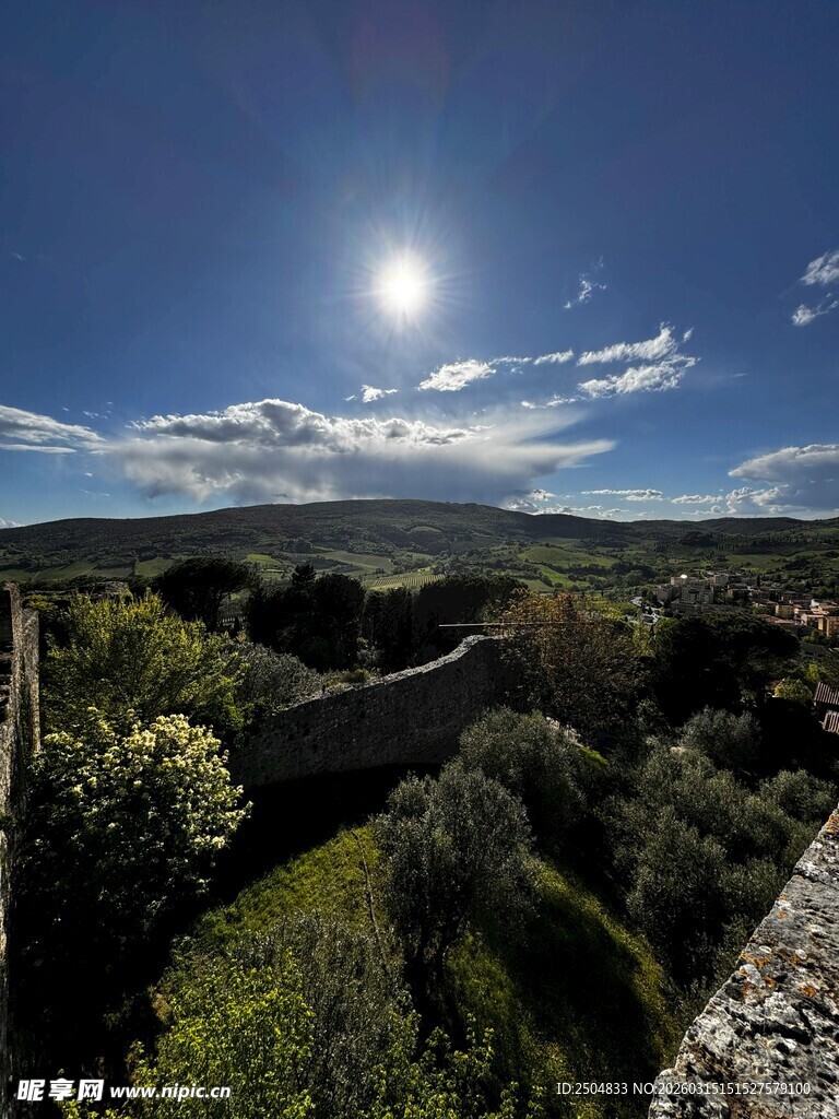 俯瞰山林间的明媚风光