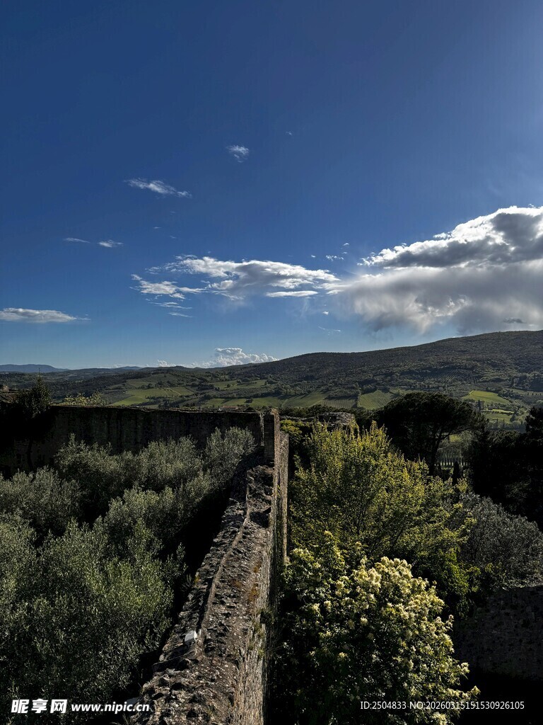 乡村远景 石墙与葱郁植被