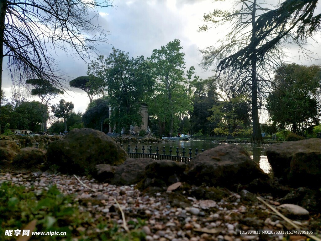 秋日公园静谧景致