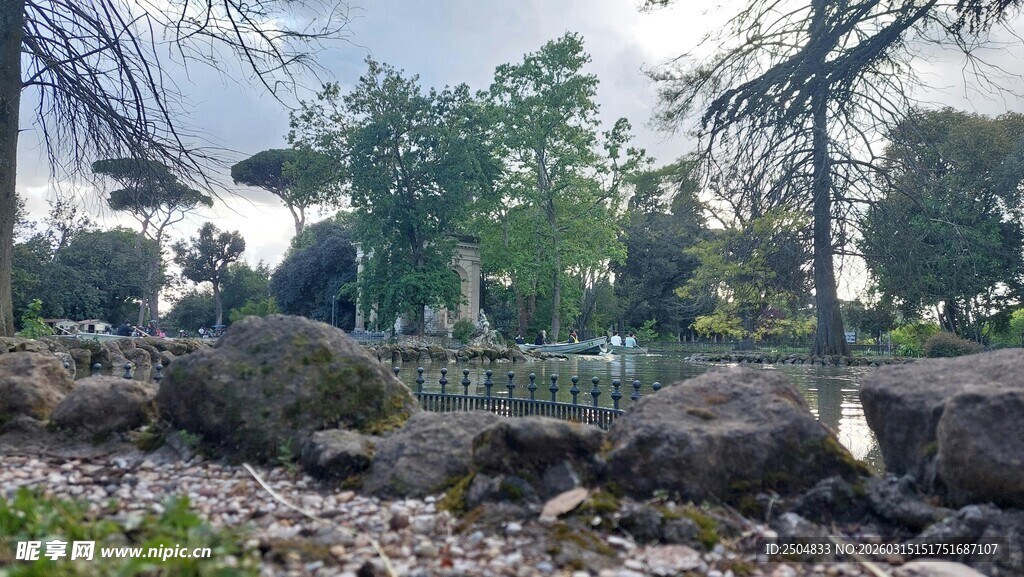 公园石桥流水绿树风景