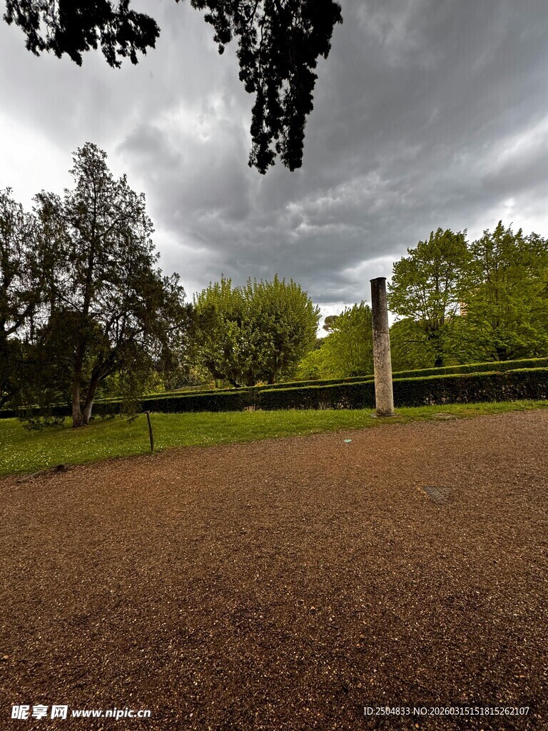 阴天下的开阔户外景观