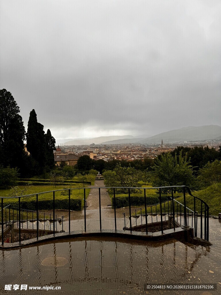 阴天观景台所见开阔景致