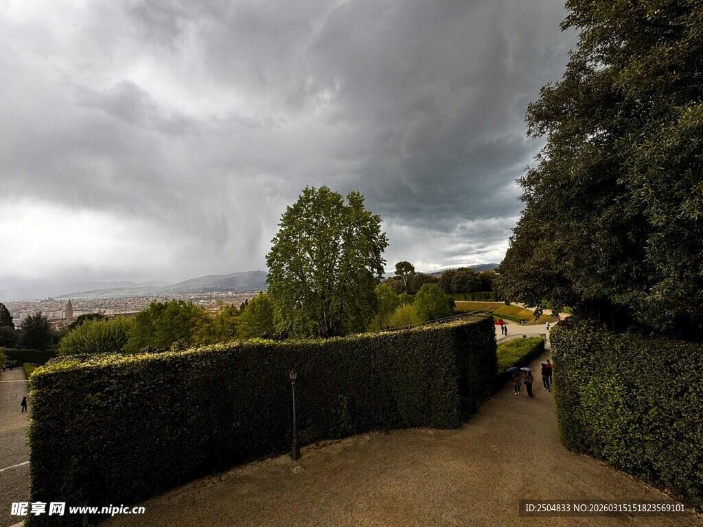 乌云下的花园小径