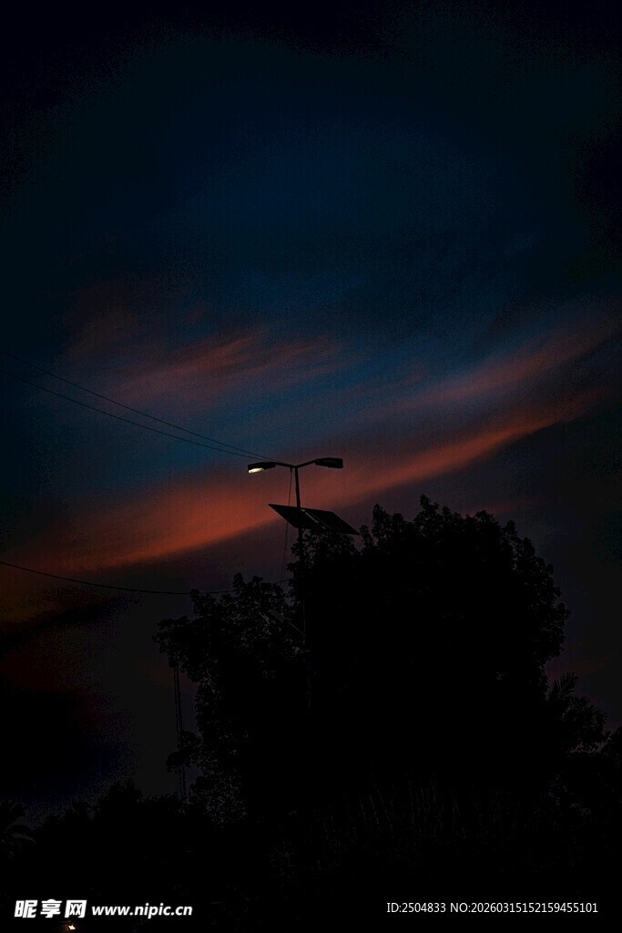 夜幕下的绚烂天空剪影