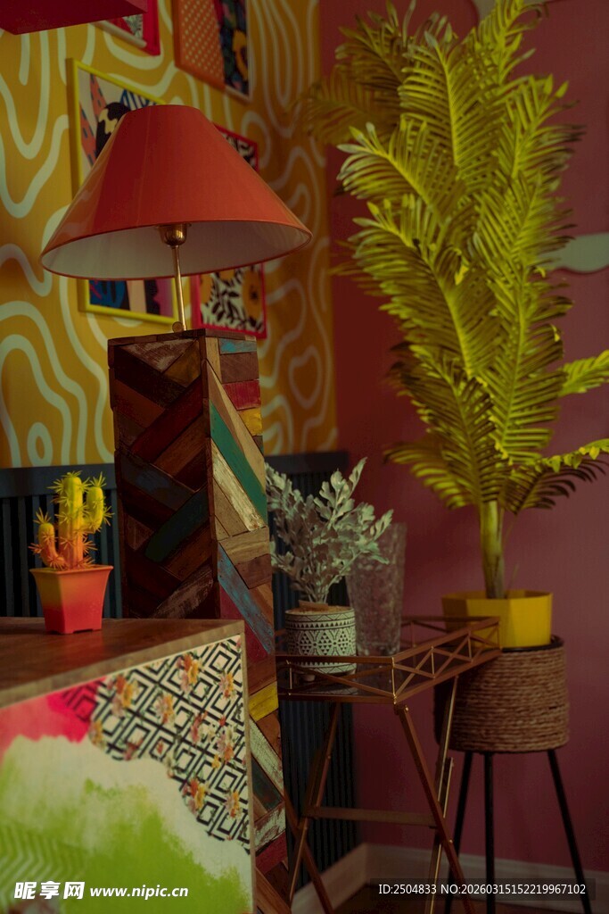 温馨室内一角绿植与灯具