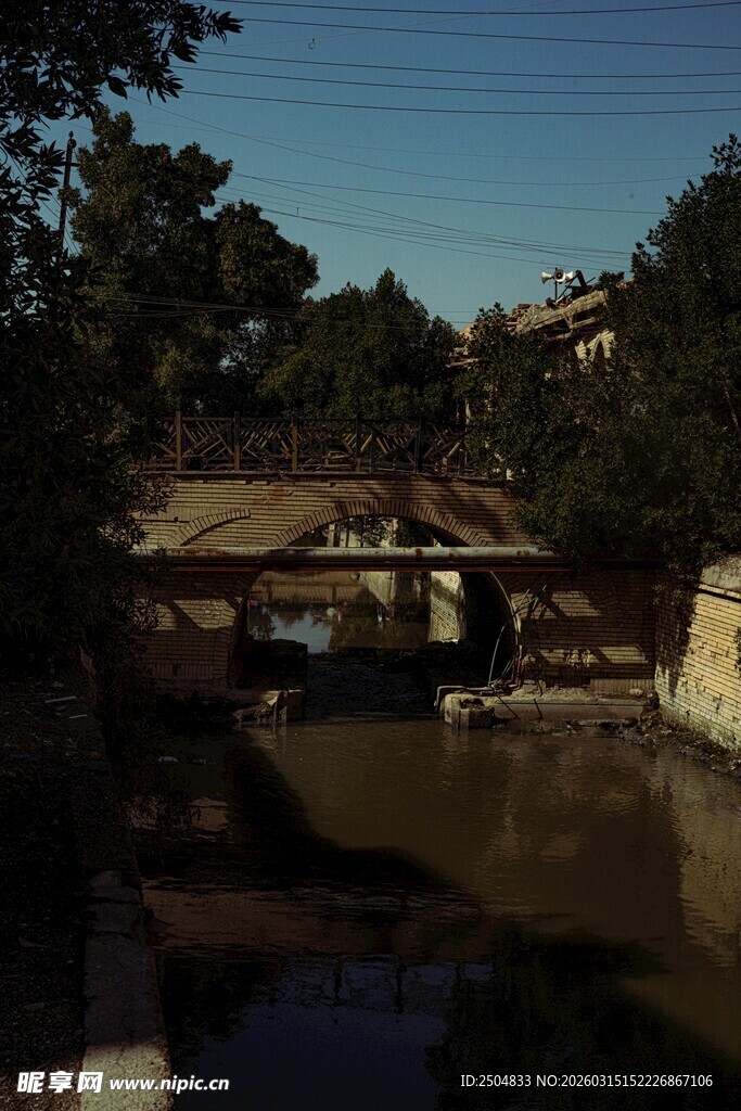 古朴石桥横跨小河