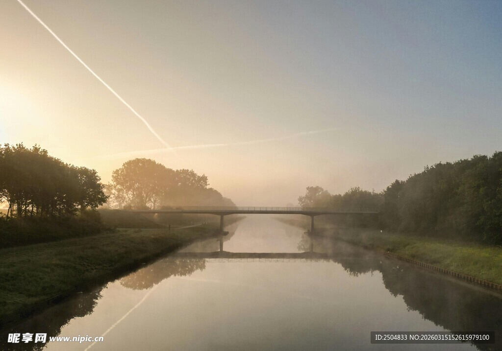 河畔晨曦美景