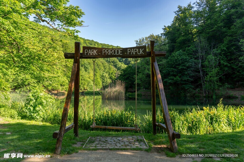 户外木质秋千 自然美景