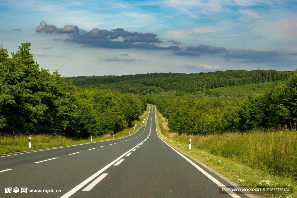 宽阔公路延伸至远方