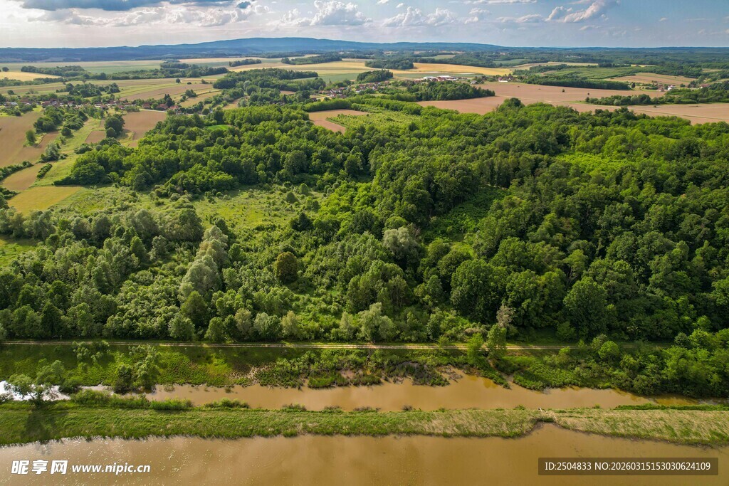 俯瞰葱郁田野与山林景观