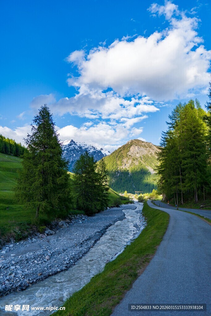 山间公路旁的秀丽自然风景