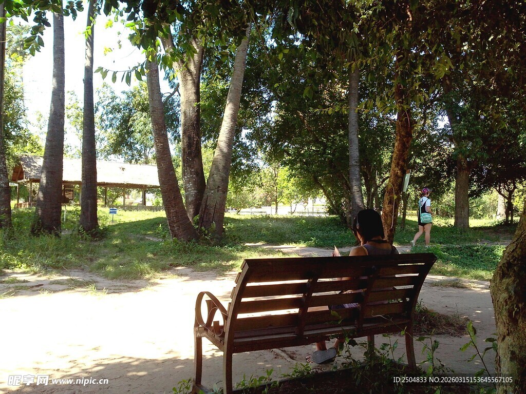 公园长椅上的静谧独处时光