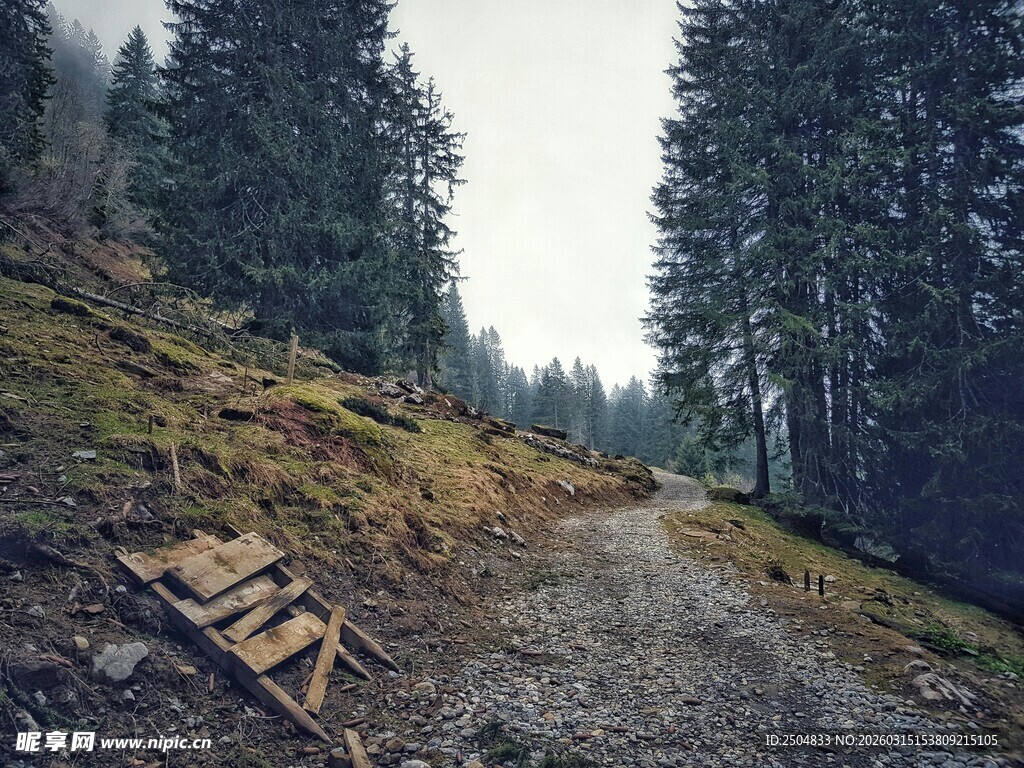 山间碎石小径与木质物件