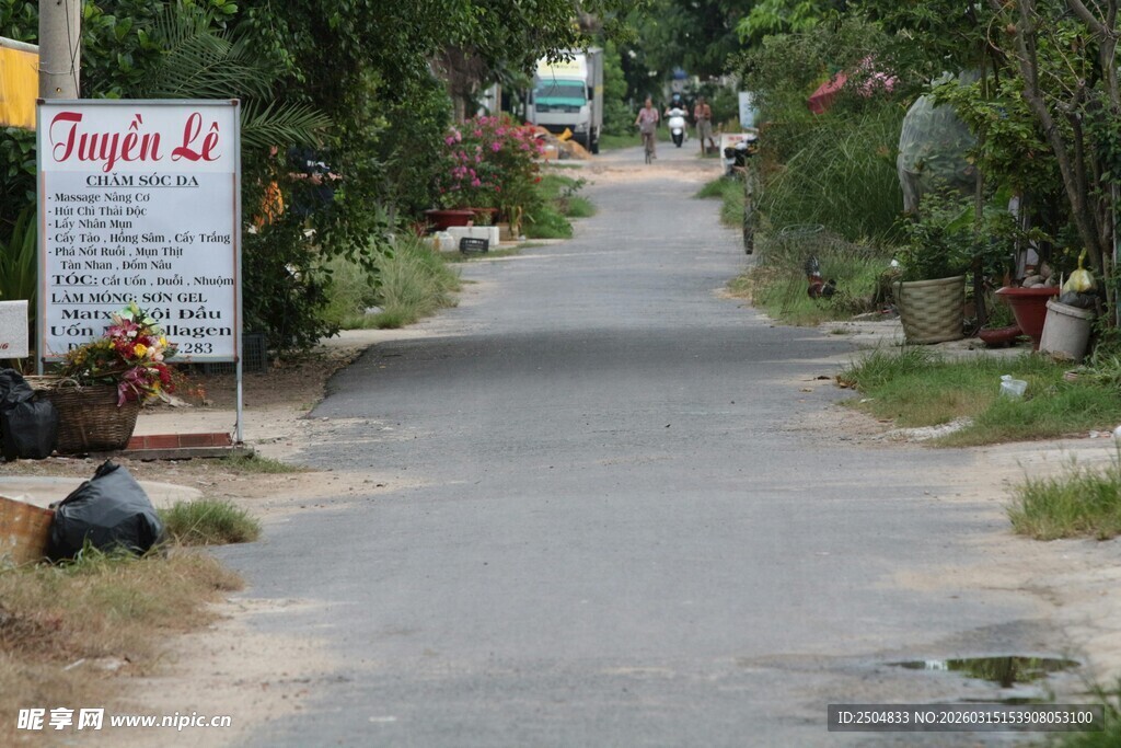 乡村小路旁的指示牌