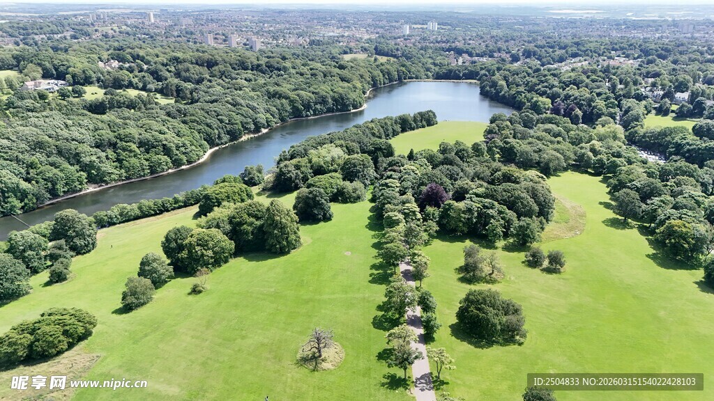 俯瞰葱郁绿地与蜿蜒河流