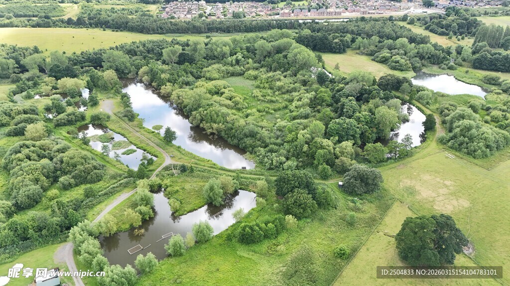 空中俯瞰绿意盎然的乡村景观