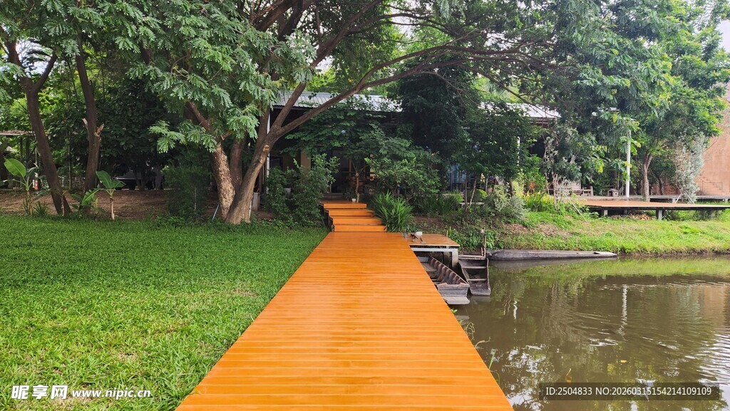 湖畔橙木步道 绿意环绕