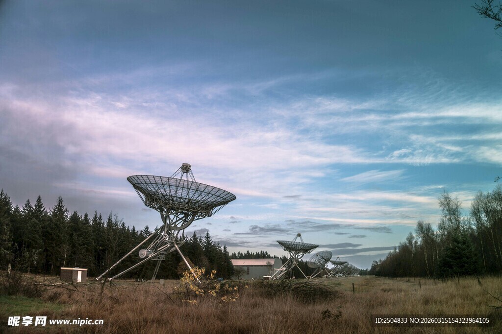野外的大型射电望远镜
