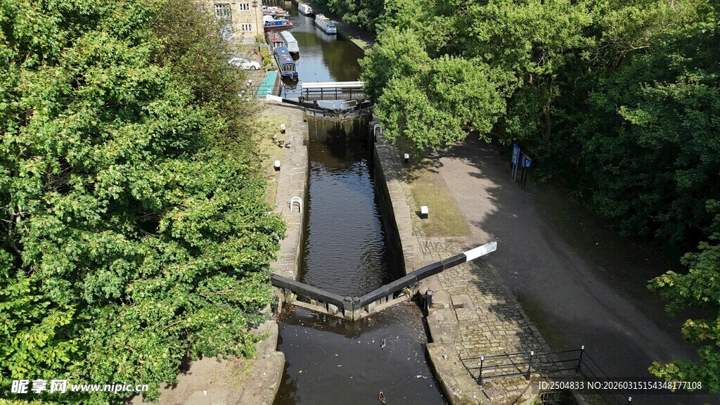 高空俯瞰绿意环绕的河道
