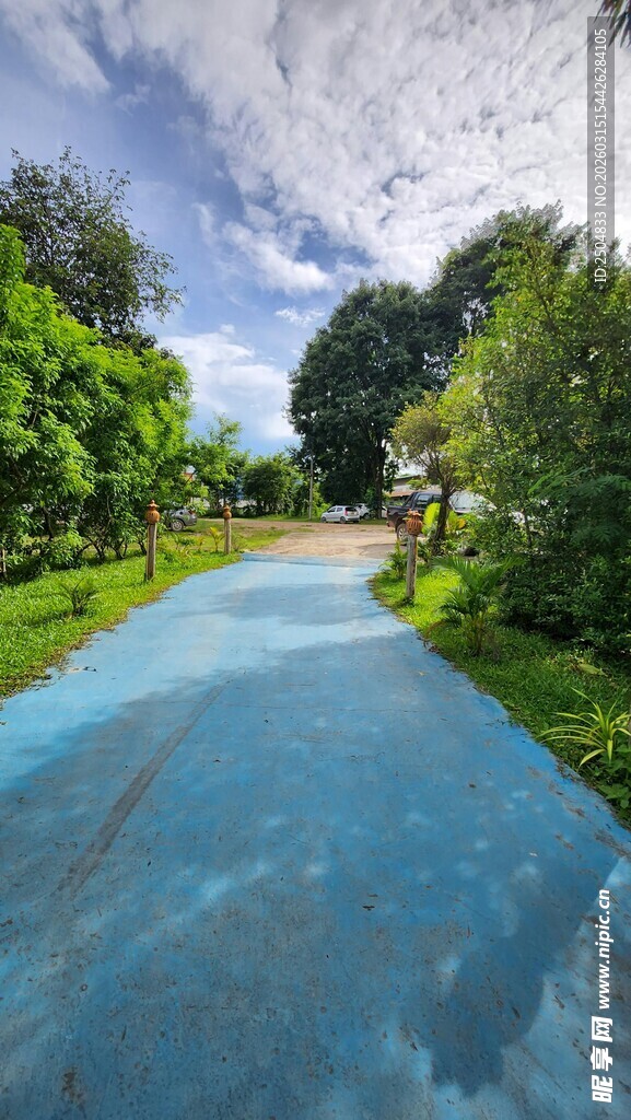 乡村蓝色小路自然风光