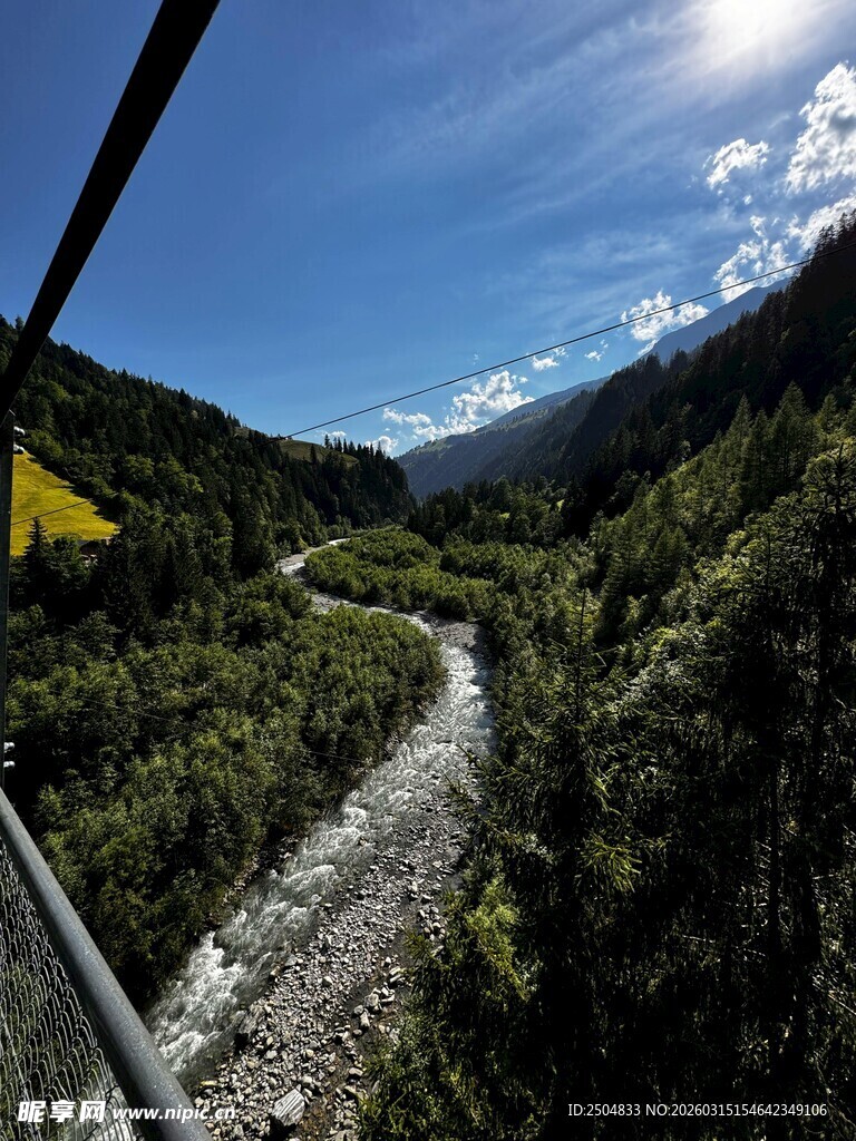 山间蜿蜒小路 绿意盎然