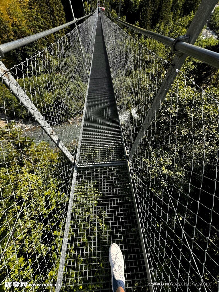 高空悬索桥上的探险者