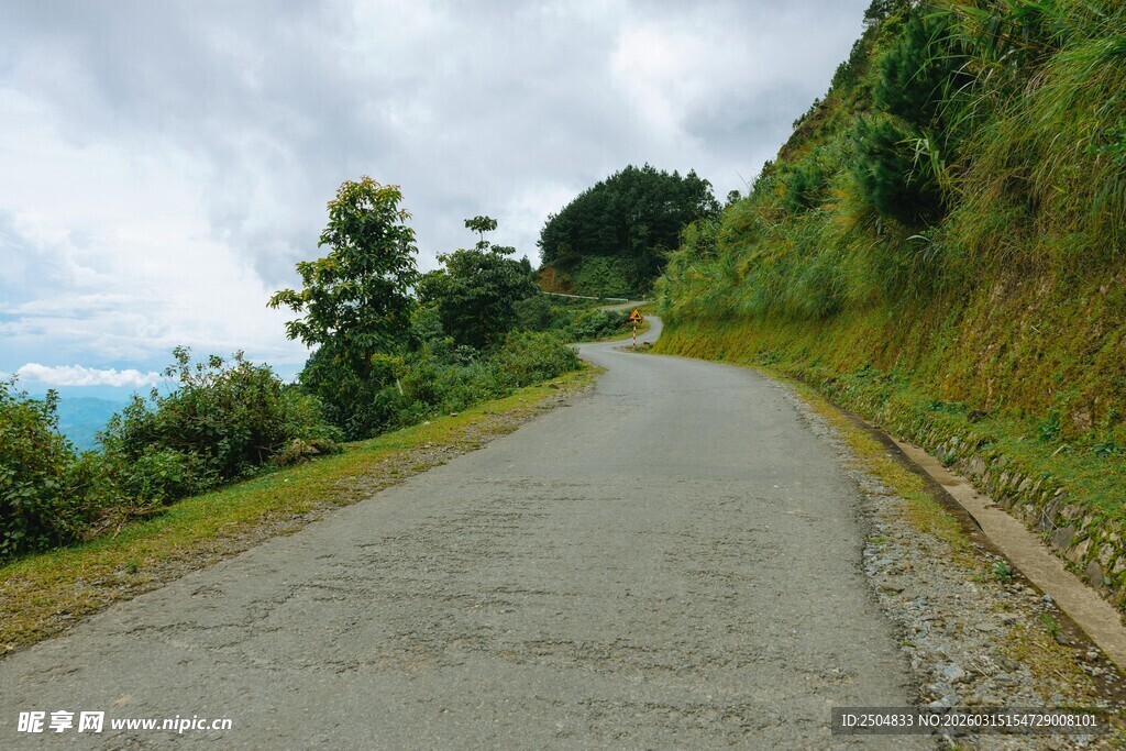 山间蜿蜒的幽静乡村小路