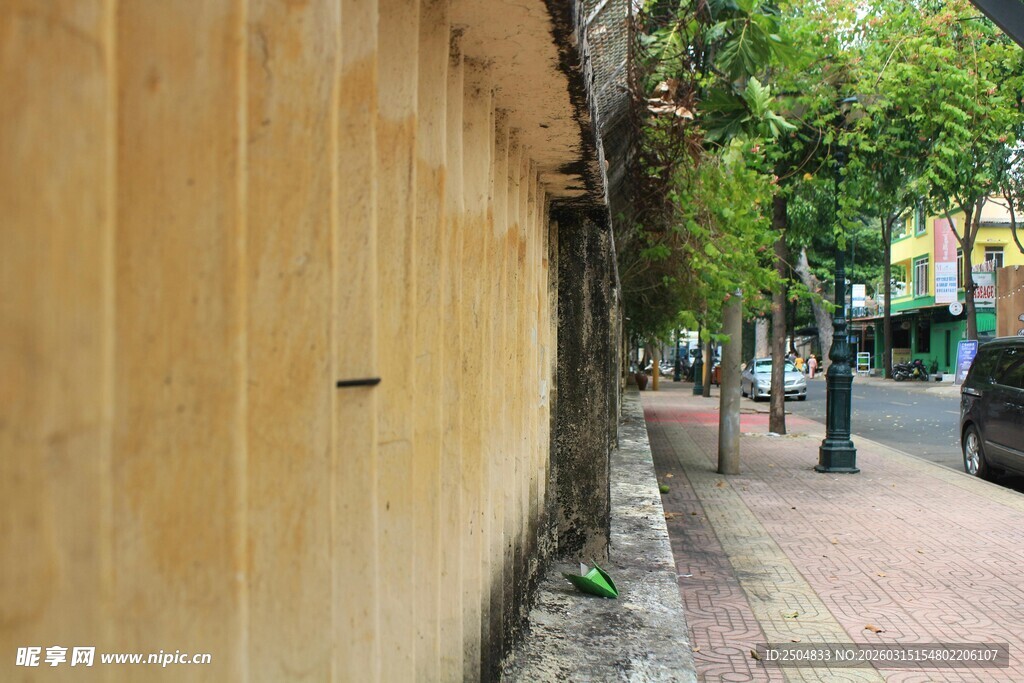 街边黄墙绿树的静谧小路