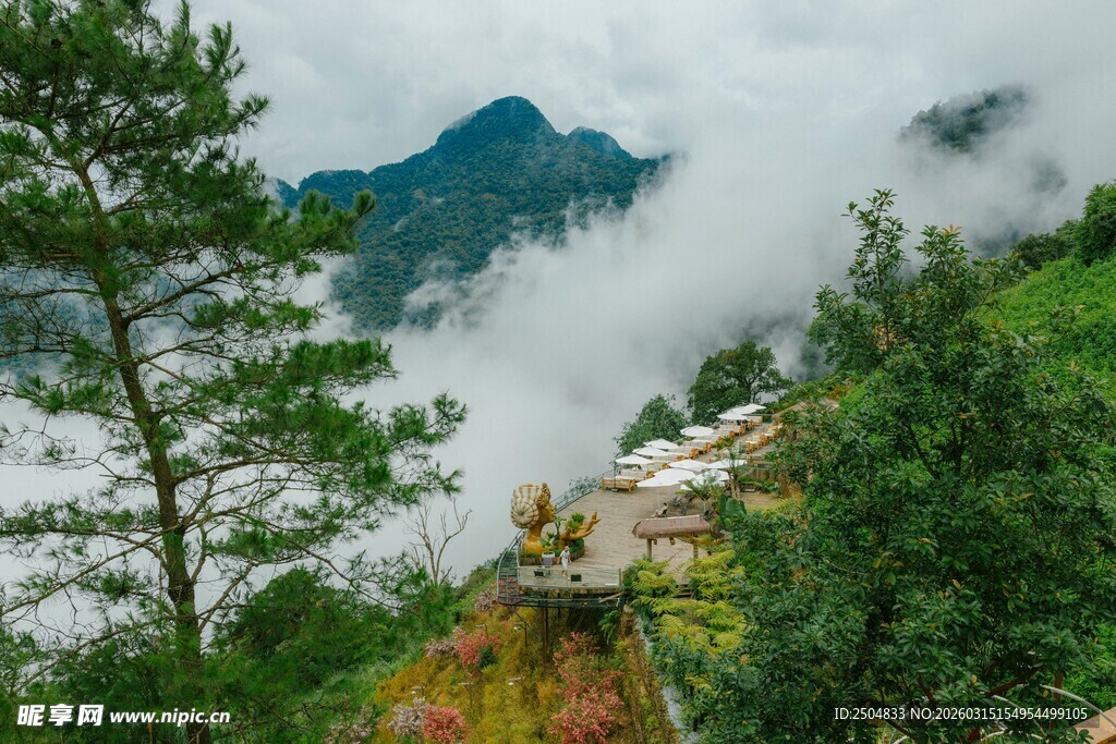 山间云雾缭绕的自然美景