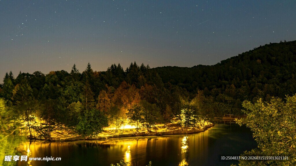 湖畔夜色美景