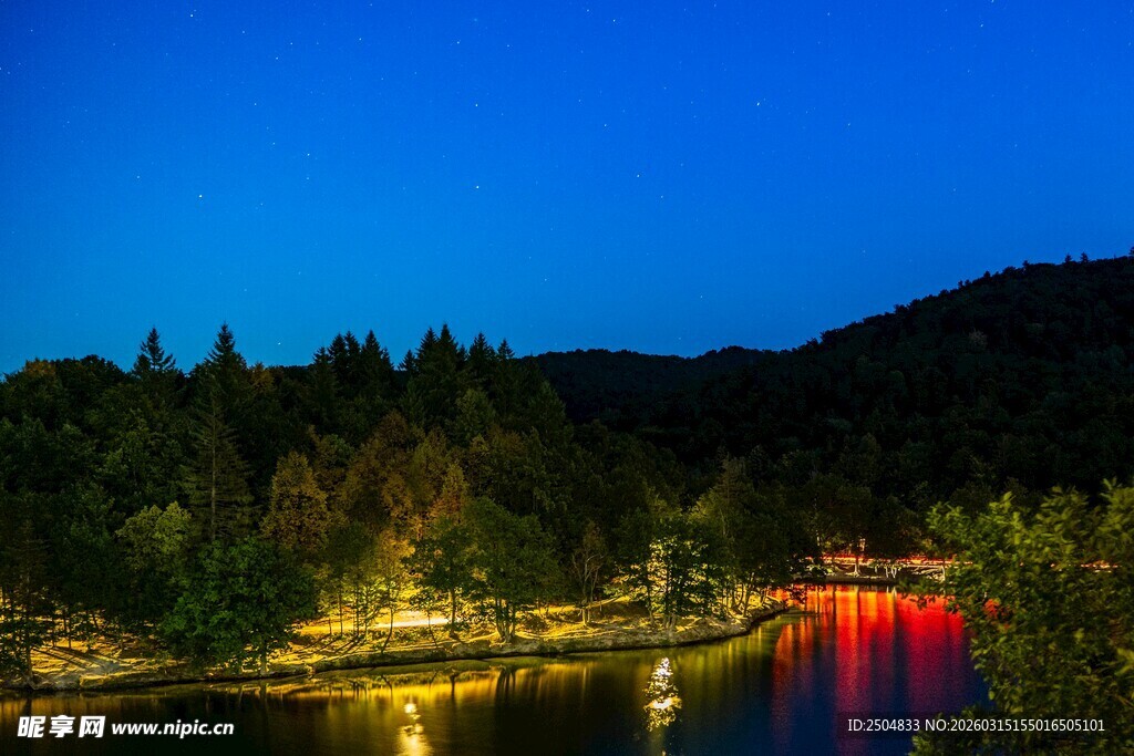 湖畔夜景 灯火映照山林