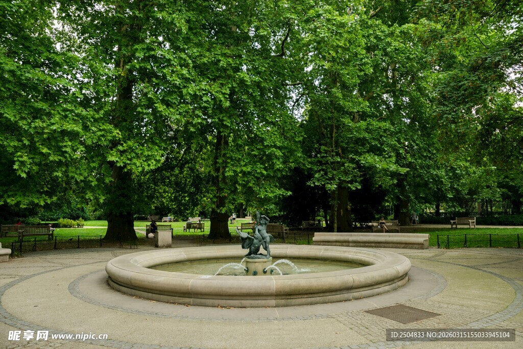 公园中的圆形喷泉景观