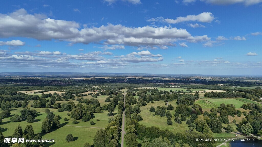 广袤绿野上的蓝天白云