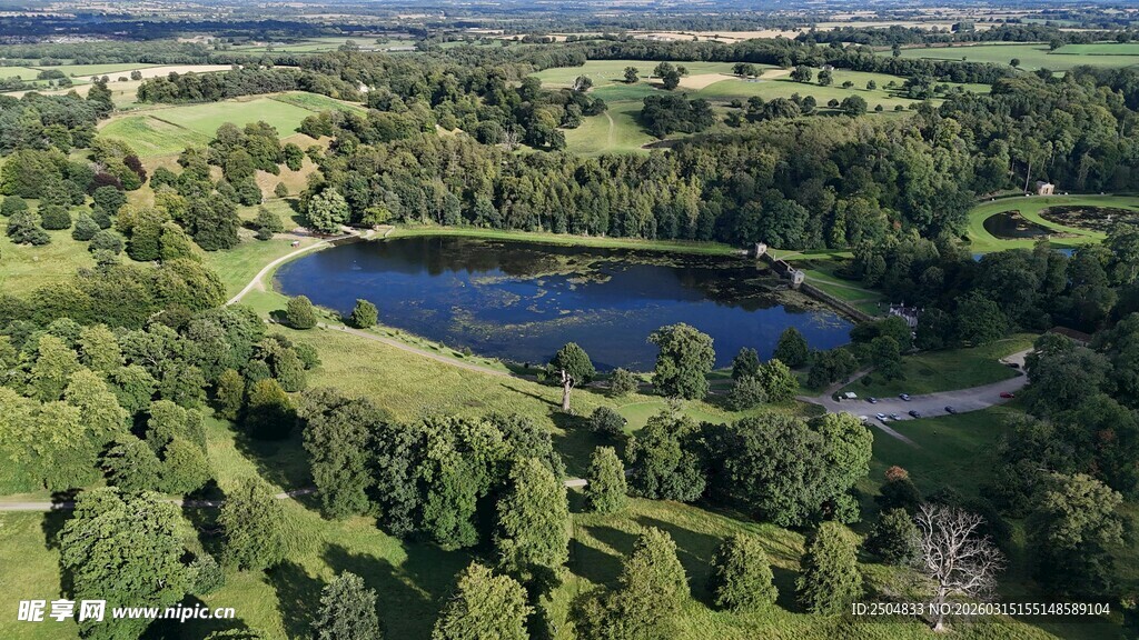 湖畔绿意航拍美景
