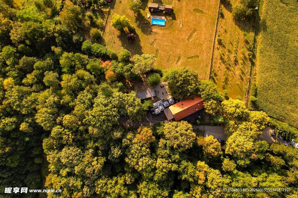乡村小屋的空中俯瞰美景