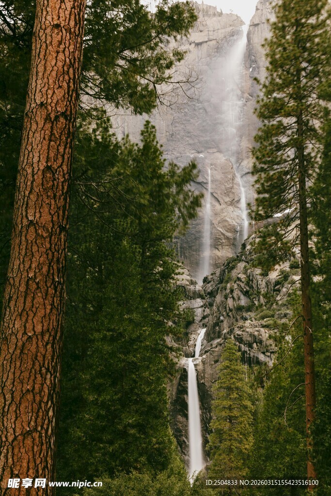 山林间的壮丽瀑布景观