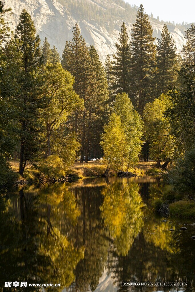山林湖畔美景