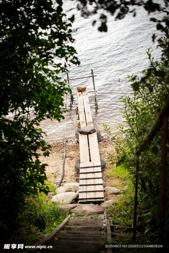 林间石阶通往神秘之地