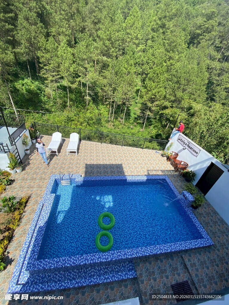 山间露天泳池 惬 度假地