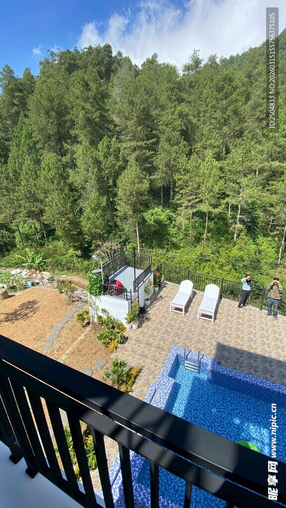 俯瞰山林间的泳 度假地