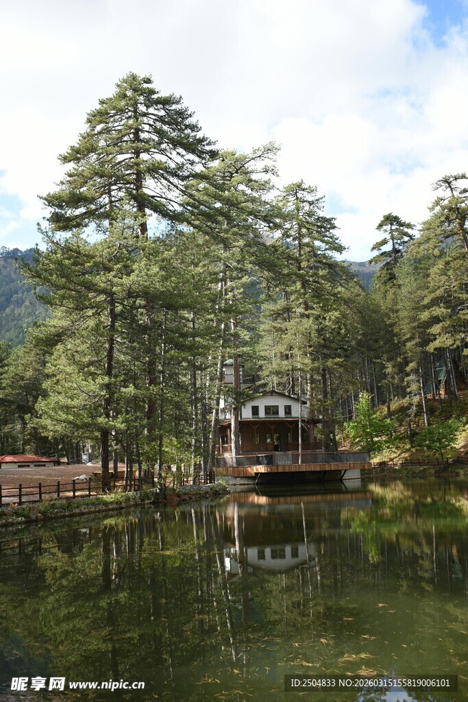 湖畔木屋映于静谧湖水