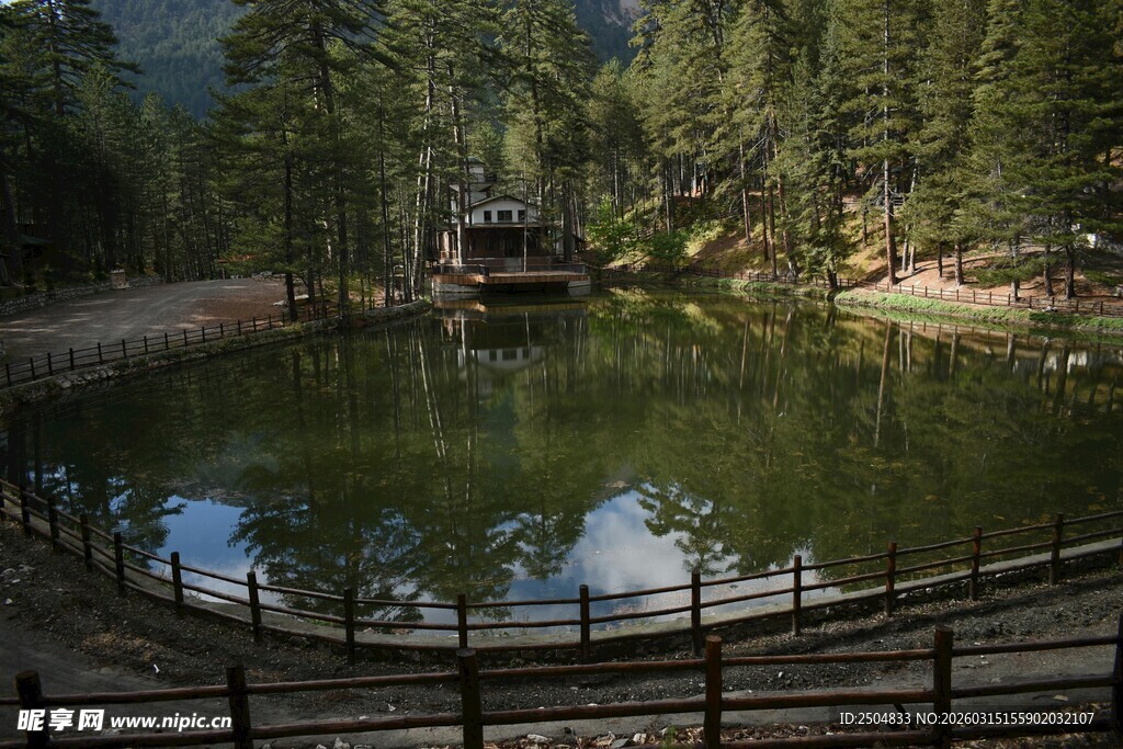 山林间的静谧湖水景观