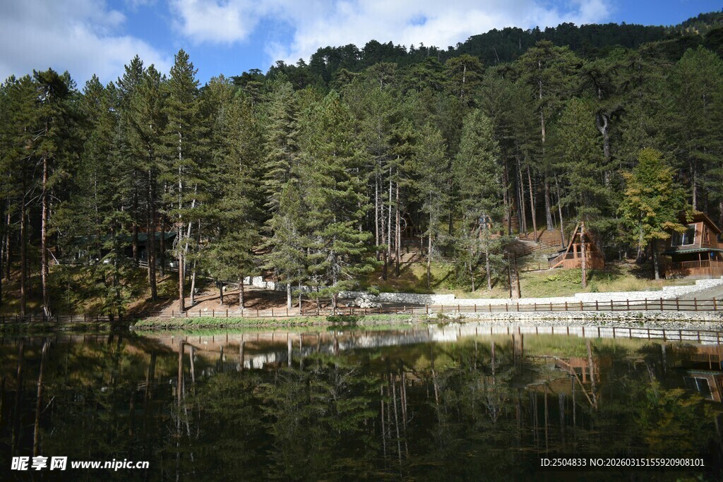 山林湖畔美景